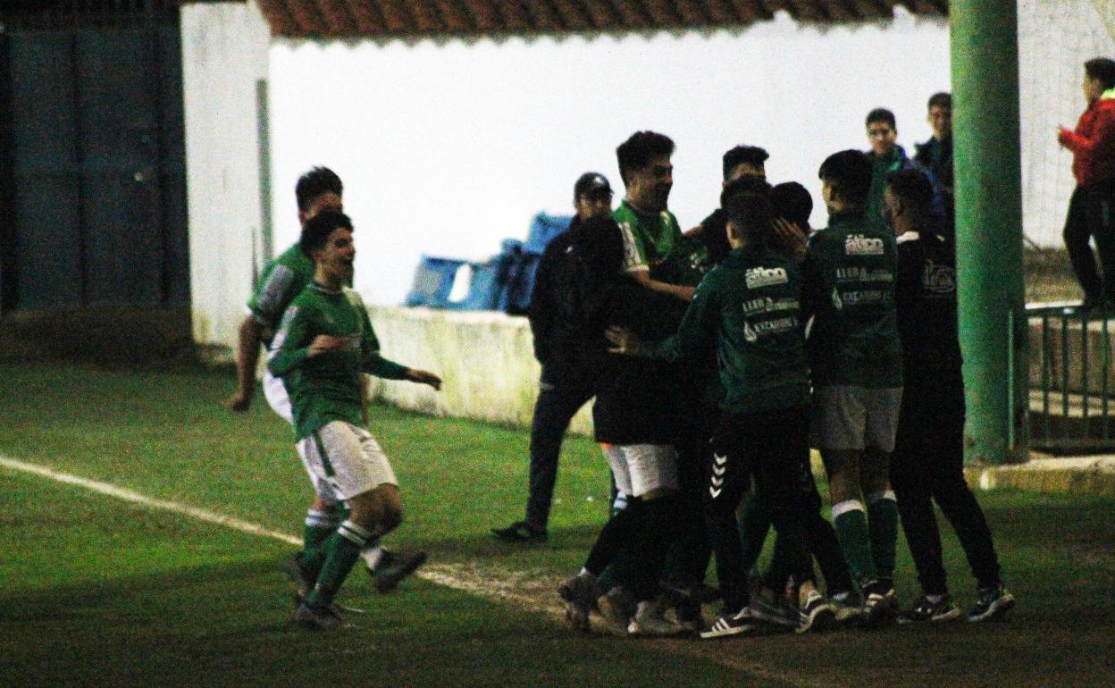 Celebración del gol de Aarón con el que se sentenció el encuentro