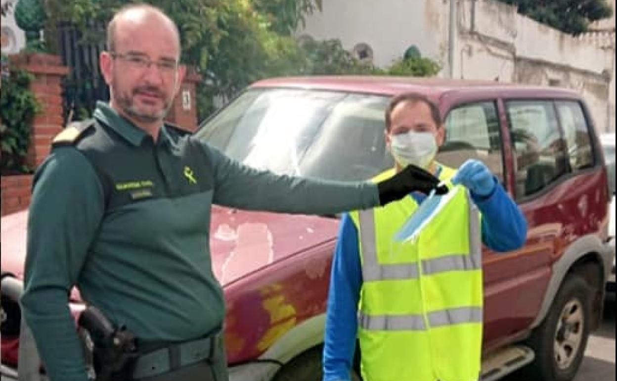 Entrega de mascarillas a los vecinos