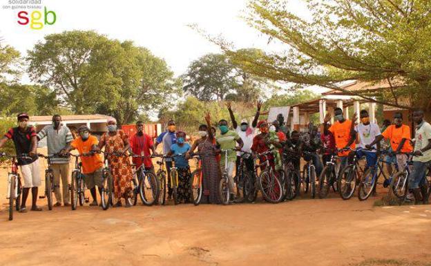 Los usuarios con las bicicletas entregadas en Guinea