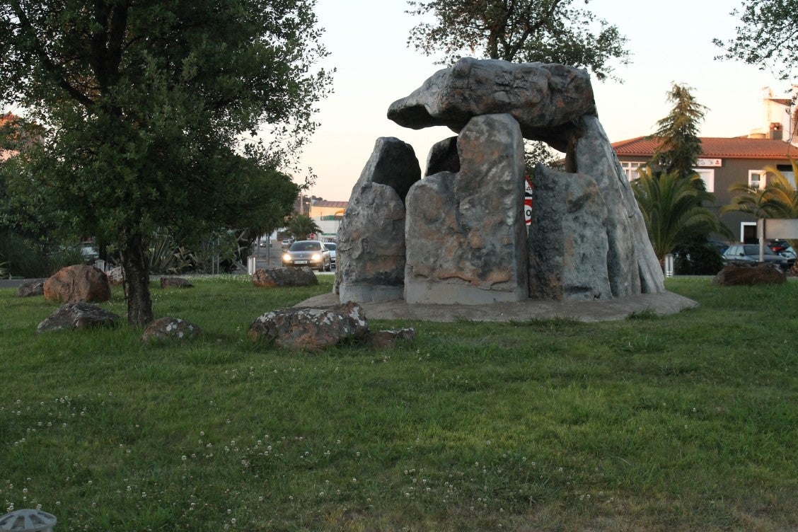Fotos: Replica del Dolmen El Rebellao