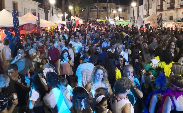 Una plaza abarrotada por cientos de personas durante el año 2018