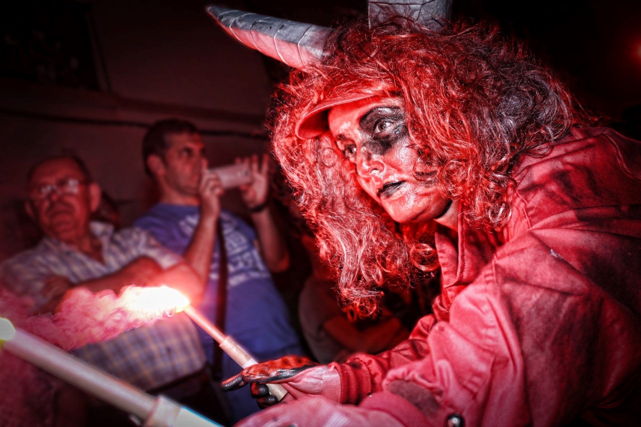 Cientos de diablos, zancos, y gigantes, acompañan a La Diabla