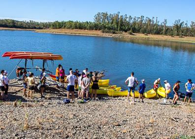 Imagen secundaria 1 - Arriba: Mayores y pequeños disfrutaron de las piraguas. Abajo izquierda: Preparándose para comenzar la actividad. Abajo derecha: Escuchando las indicaciones de los monitores