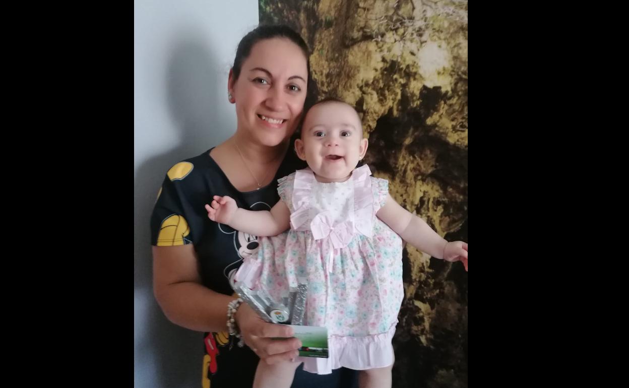 Encarna Gómez junto a su hija Dayana Gómez Gómez