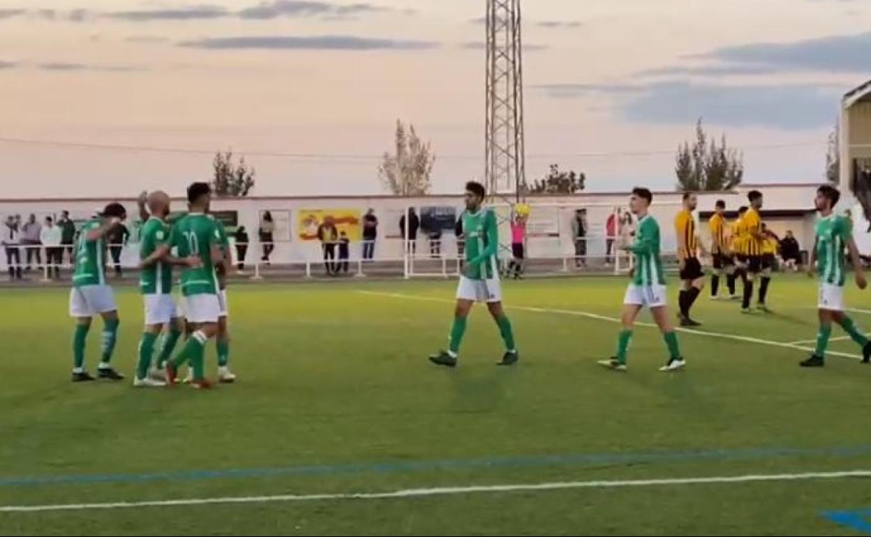 Celebración del único tanto del encuentro