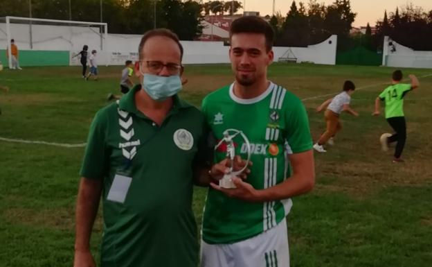 Imagen principal - Arriba: Ze Pedro, mejor jugador del partido. Abajo Izquierda: Manu, máximo goleador de la temporada pasada. Abajo Derecha: trofeo de subcampeón