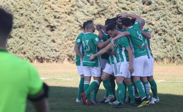 Imagen. Celebración del gol de Moha, a los cinco minutos