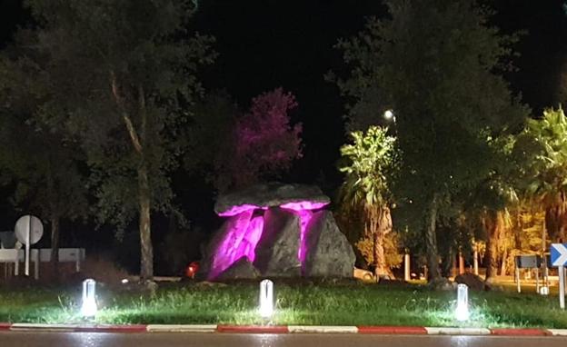 Dolmen de la rotonda iluminado de color rosa
