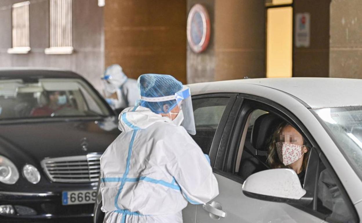 Una sanitaria del SES tras tomar una muestra a un contacto estrecho en el Hospital Universitario de Badajoz