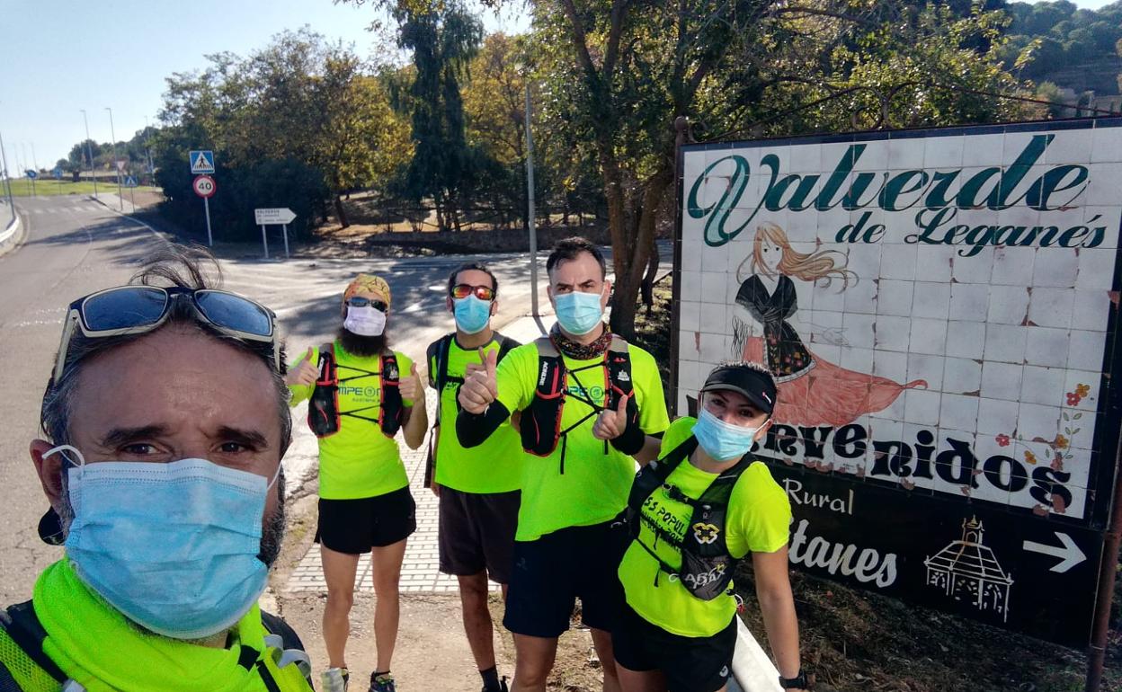 Algunos corredores en la entrada a Valverde de Leganés