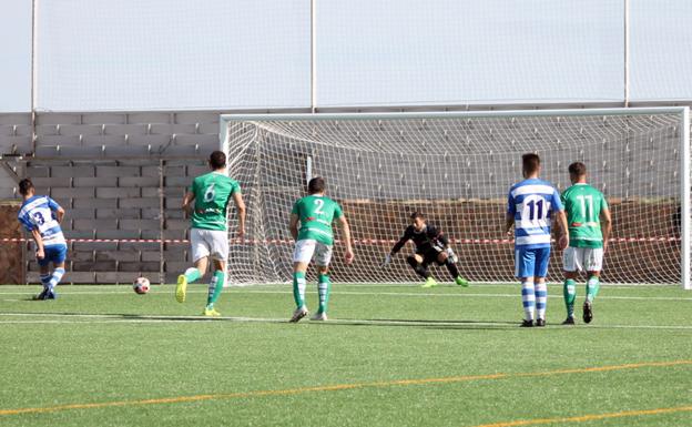 Imagen. Antonio detuvo un penalti al Arroyo en el último minuto