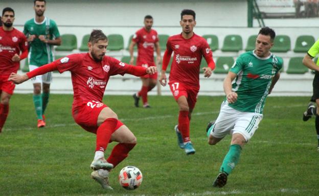 Imagen. Jona defiende una jugada de ataque del Cacereño