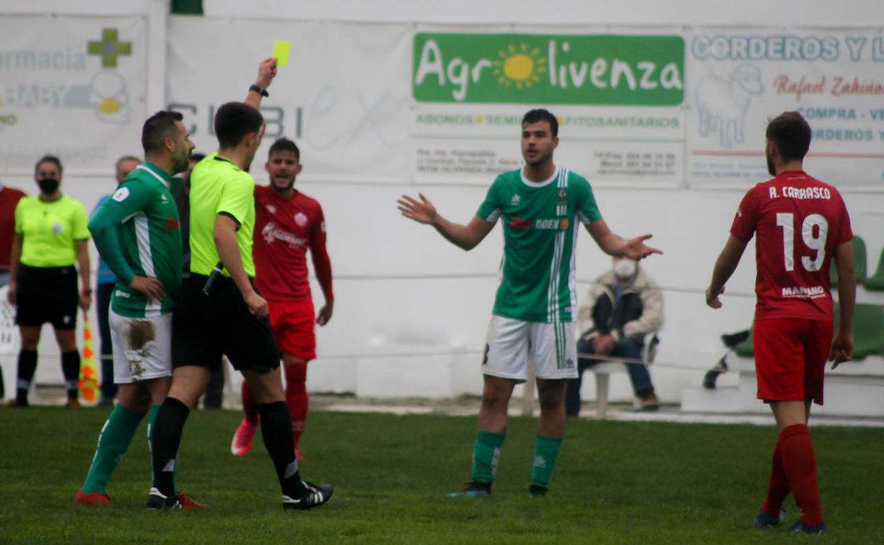 El colegiado enseña la segunda tarjeta a Luis quedando al Racing Valverdeño con uno menos
