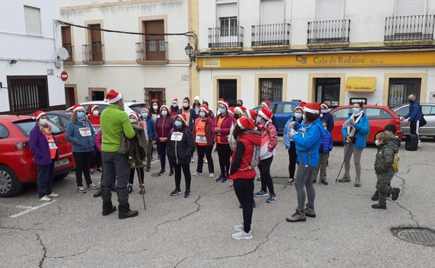 Imagen principal - Celebrada la ruta senderista solidaria