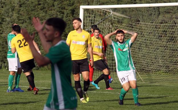 Imagen. Golo y Bermúdez se lamentan de una ocasión clara desperdiciada