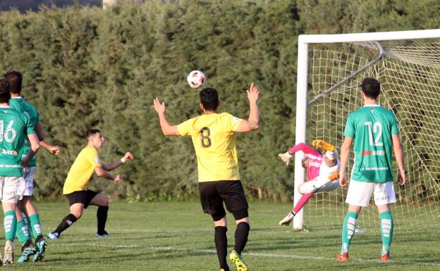 Imagen. Antonio responde con un paradón a un remate visitante