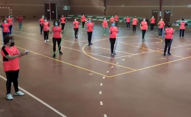 Imagen principal - Arriba: lectura del manifiesto en las actividades deportivas. Abajo: Modesta Benítez y Laura Durán