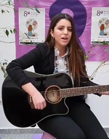 Imagen secundaria 2 - Arriba: lectura del manifiesto en las actividades deportivas. Abajo: Modesta Benítez y Laura Durán