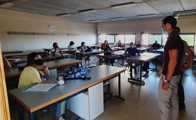 El alcalde visitó el IES 'Campos de San Roque'