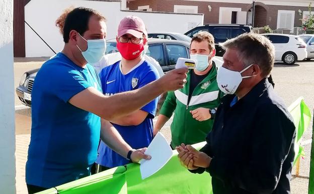 Control de la temperatura en el acceso al campo de fútbol en la primera jornada de Tercera División