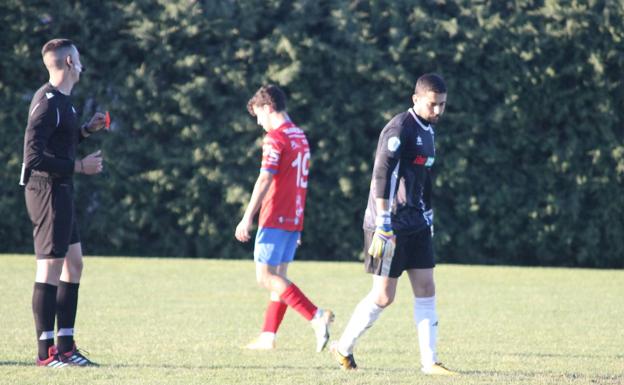 Imagen. El colegiado expulsó a Antonio con roja directa