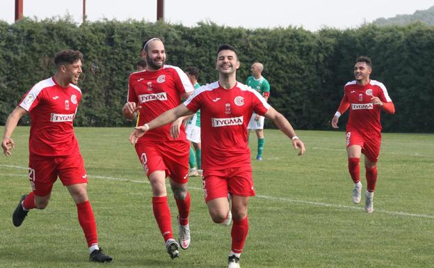 Imagen. Los de Malpartida celebra su segundo gol