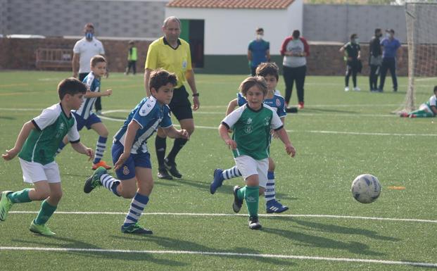 Imagen. Fotos del encuentro del Benjamín contra la EF Espanyol de Badajoz