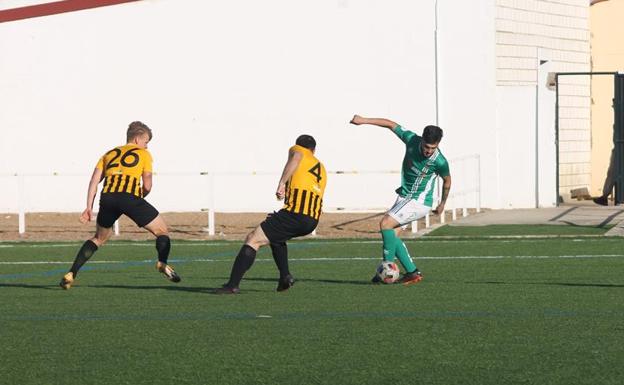 Imagen. Bermúdez encara a dos defensores antes de su gol