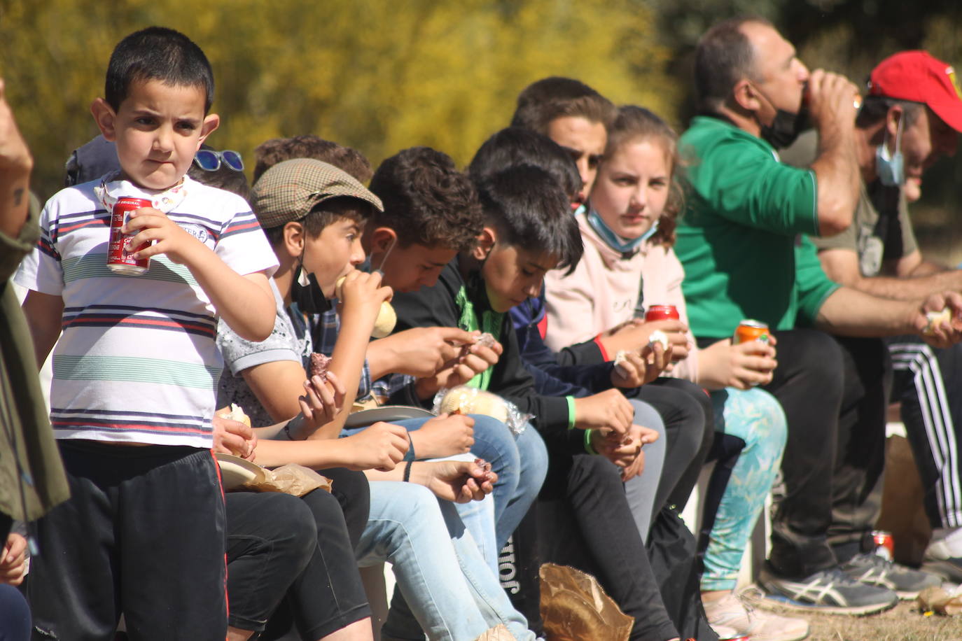 Imagen secundaria 1 - Actividades celebradas el domingo. Arriba, paseo trashumante, y abajo, almuerzo del pastor y tirolina