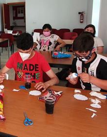 Imagen secundaria 2 - Actividades celebradas el viernes. Arriba, conferencia de Manolo Calderón y Manolo Torres, y abajo, retransmisión del programa 'A cuerpo de Rey' y talleres infantiles