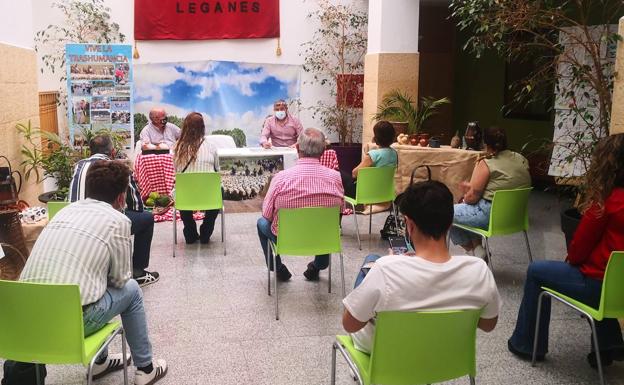 Imagen principal - Actividades celebradas el viernes. Arriba, conferencia de Manolo Calderón y Manolo Torres, y abajo, retransmisión del programa 'A cuerpo de Rey' y talleres infantiles