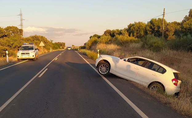 Imagen principal - 1. Accidente en la carretera de Olivenza. 2. Vehículo a la que robó la rueda. 3. Vehículo del que sustrajo el gato