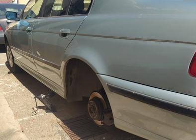 Imagen secundaria 1 - 1. Accidente en la carretera de Olivenza. 2. Vehículo a la que robó la rueda. 3. Vehículo del que sustrajo el gato