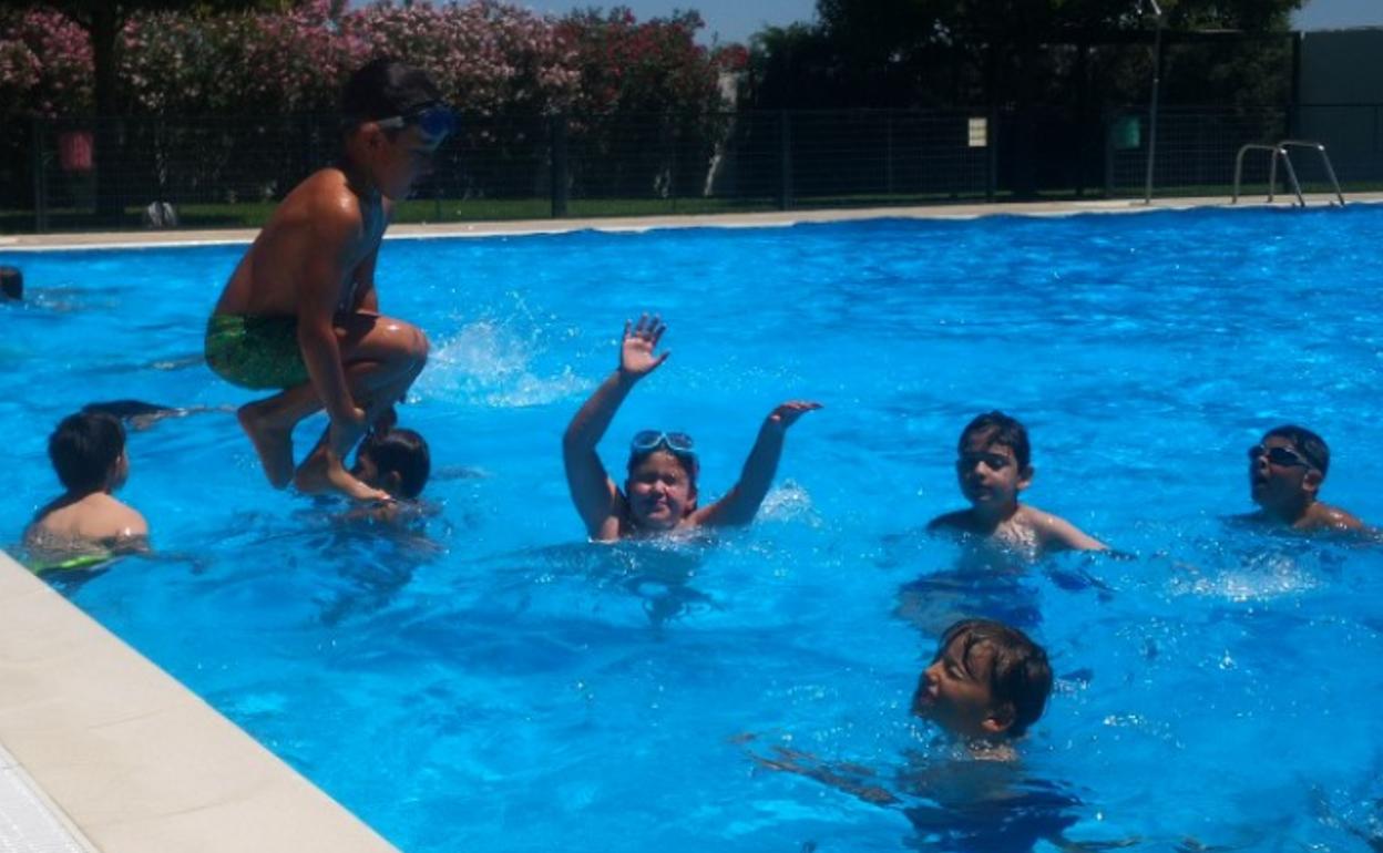 Los pequeños se divierten en la piscina