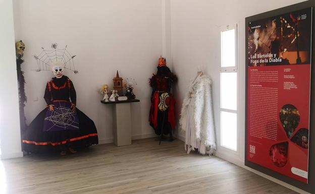 Imagen principal - 1. Exposición de 'La Diabla'. 2. Representación del Dolmen 'El Rebellao'. 3. Proyección del vídeo de 'La Diabla'