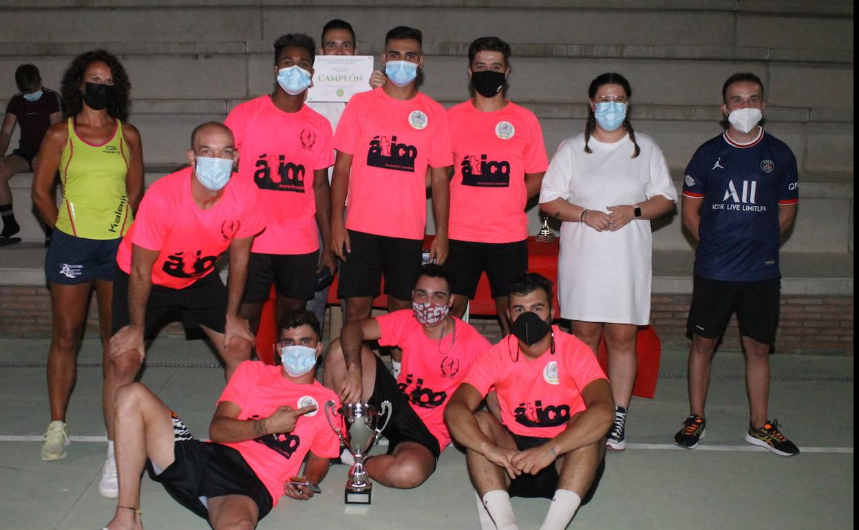 El Descansillo LC rebice el premio de campeón