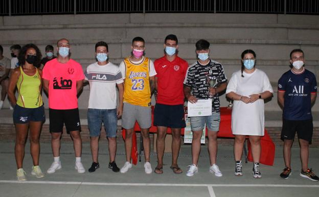 Algunos jugadores de Los Canchales, tercer clasificado