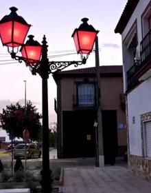 Imagen secundaria 2 - Estatua del 'Teme', parada de autobuses y zona jardin junto a la carretera de Olivenza