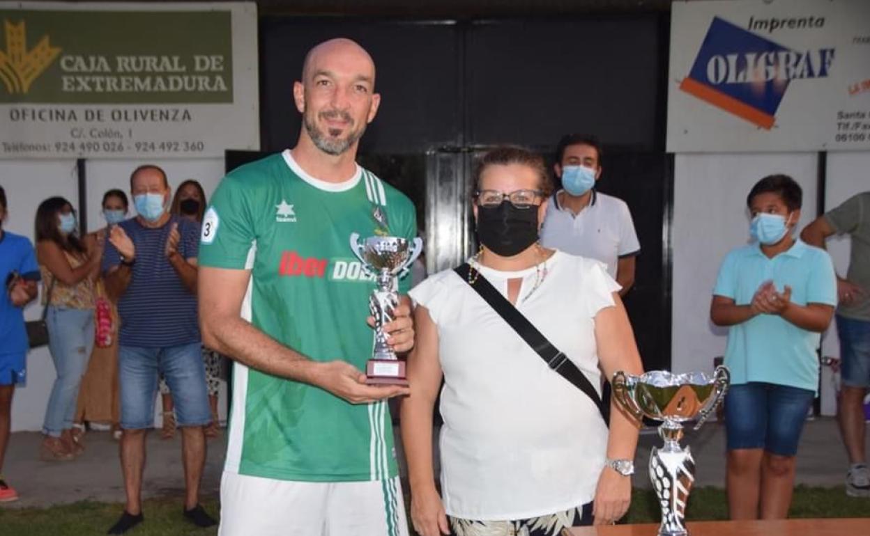 Aitor recoge el trofeo de subcampeón