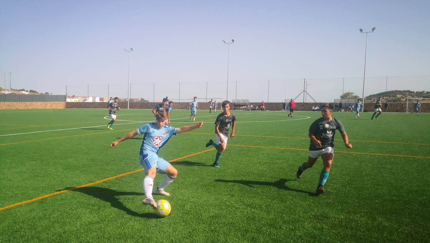 Dos valverdeños acuden a la presión en la salida del Badajoz