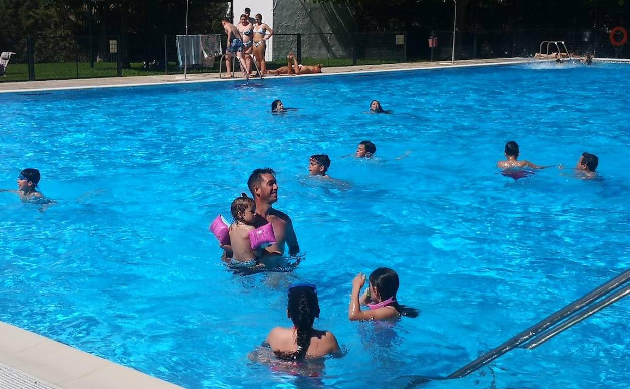 Los vecinos se divierten en la piscina