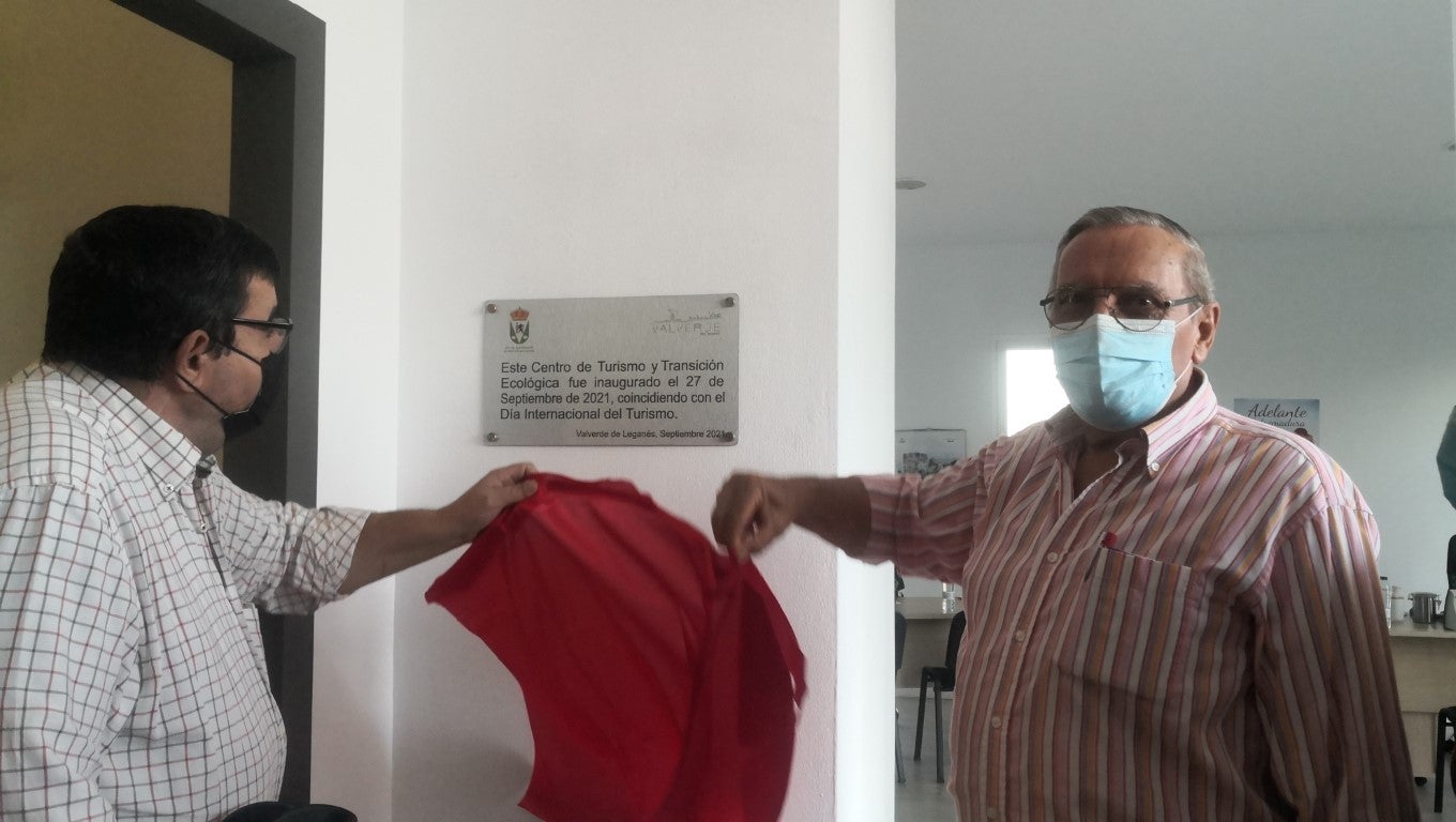 Los presidentes de las asociaciones de mayores descubriendo la placa