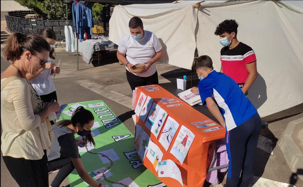 Ventas de marcapáginas en el mercadillo