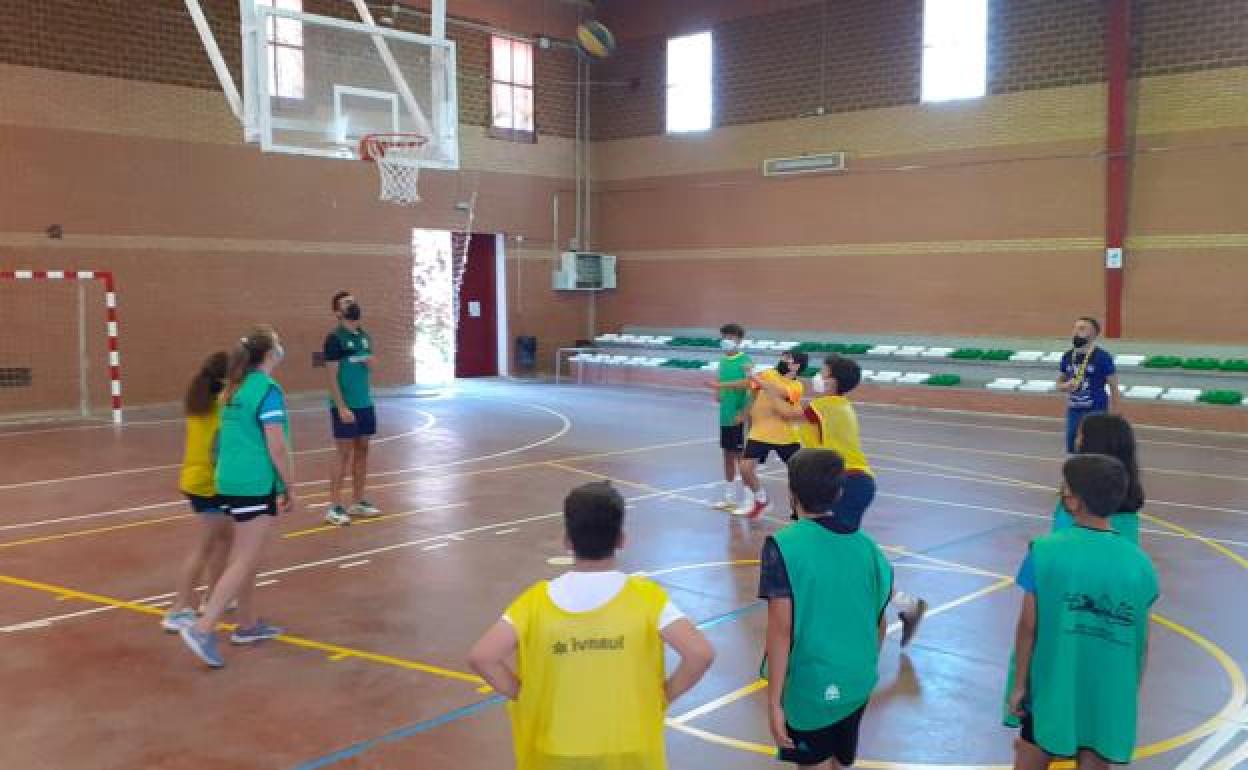 Clases de baloncesto durante el campamento deportivo del verano