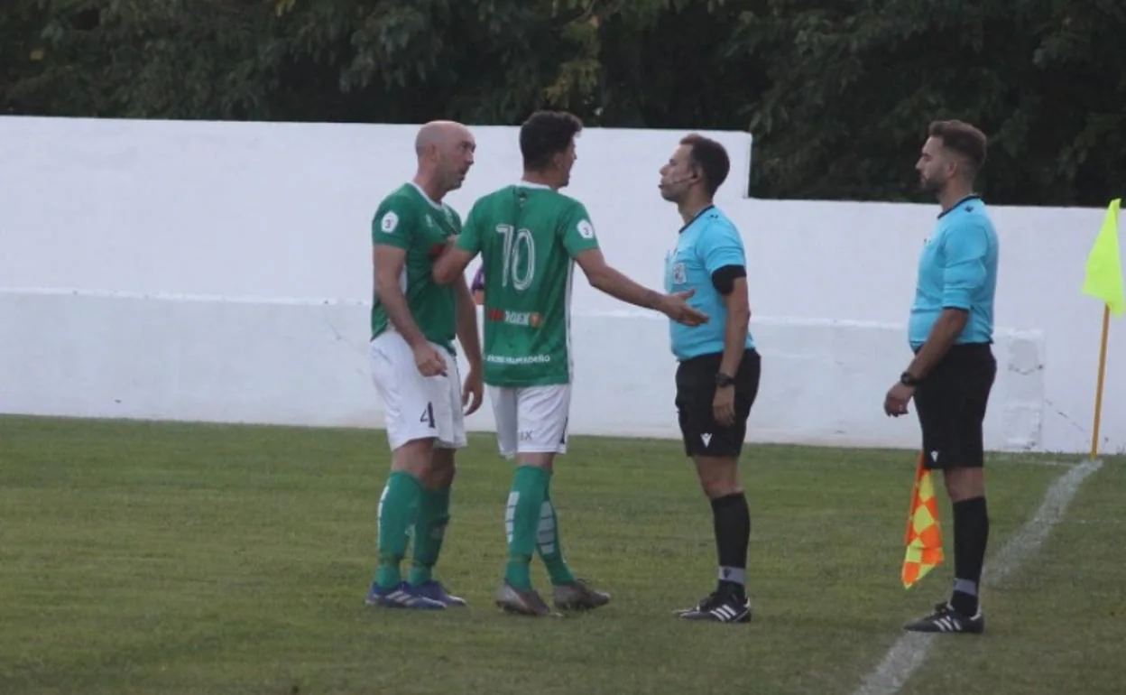 Los valverdeños protestan el gol del empate del Gévora