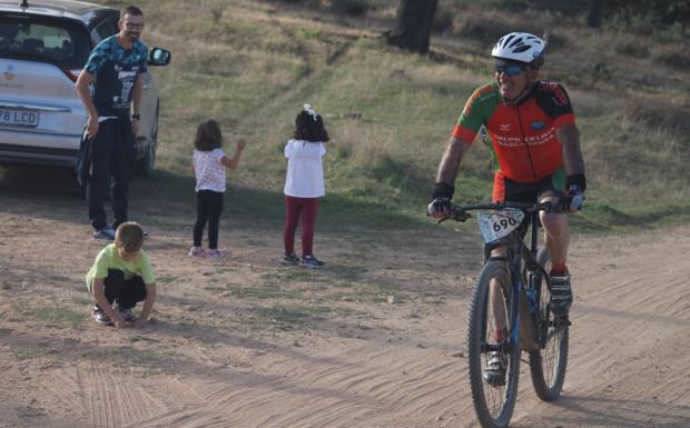 Imagen. Los aficionados valverdeños acudieron a diferentes lugares para animar a los corredores
