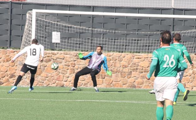 Imagen. Raúl salva a su equipo de una clara ocasión