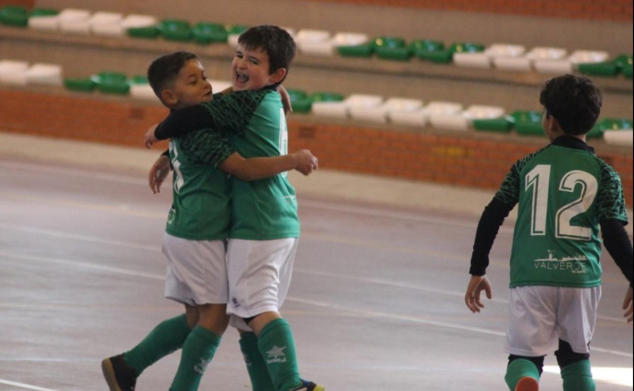 Alegría de los prebenjamines tras el gol de Rafa