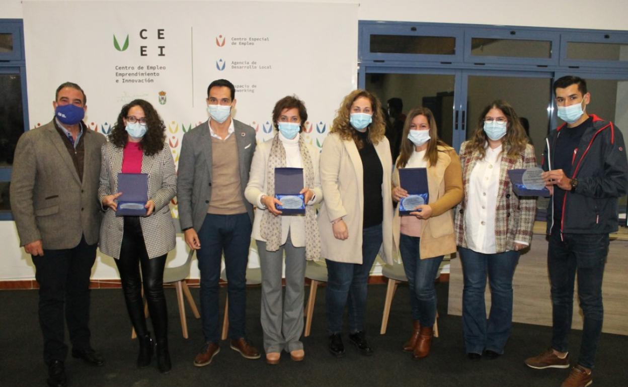 Algunos empresarios valverdeños recibiendo su reconocimiento