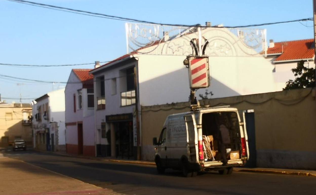 Instalación del alumbrado en la calle Bonal
